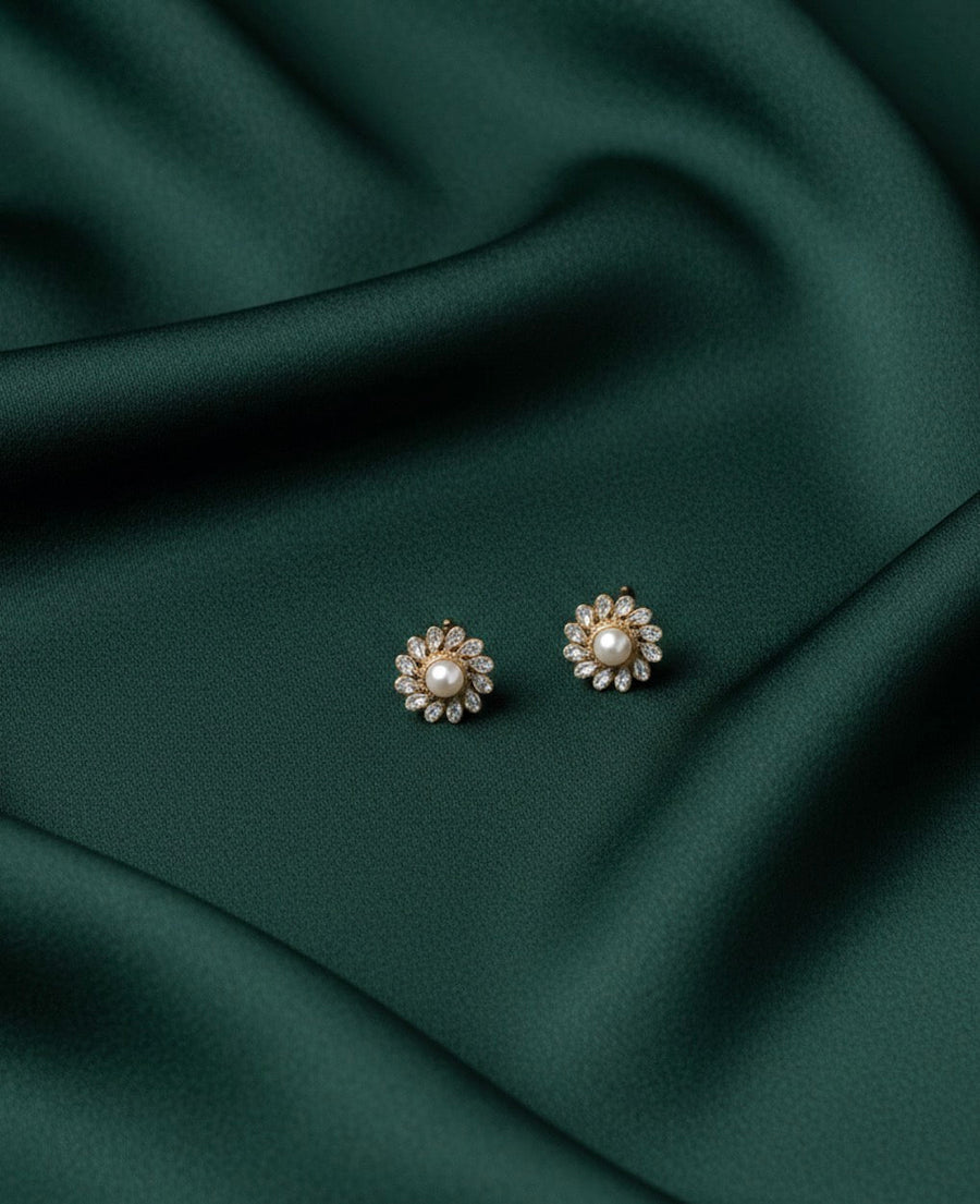 Women Gold & Pearl Studed Earing