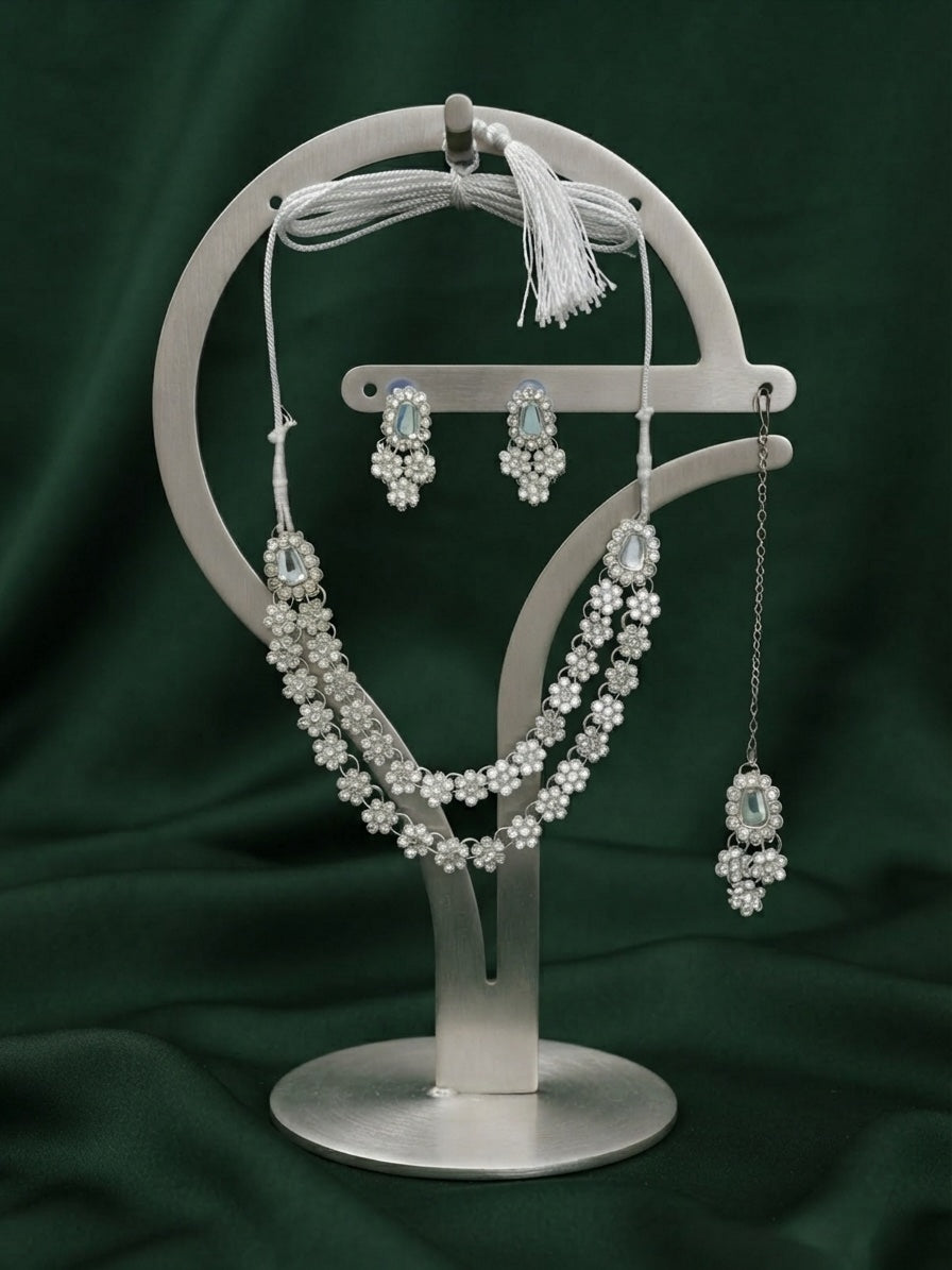 Women Silver Plated Kundan Beaded Jewellery Set With Mang Tikka