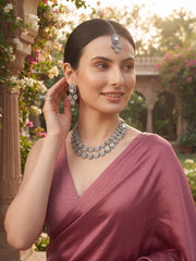 Women Silver Plated Kundan Beaded Jewellery Set With Mang Tikka