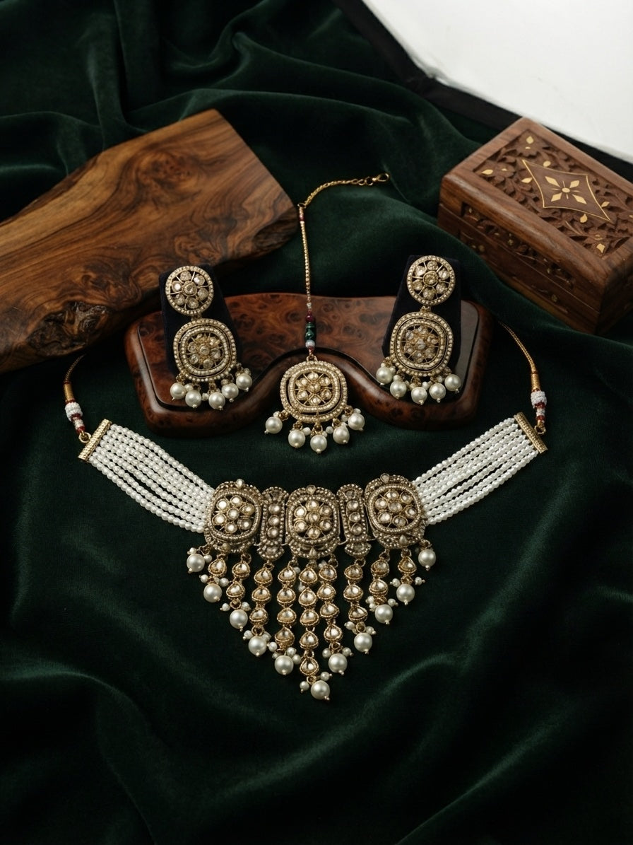 Women Gold Plated Kundan Beaded Jewellery Set With Mang Tikka