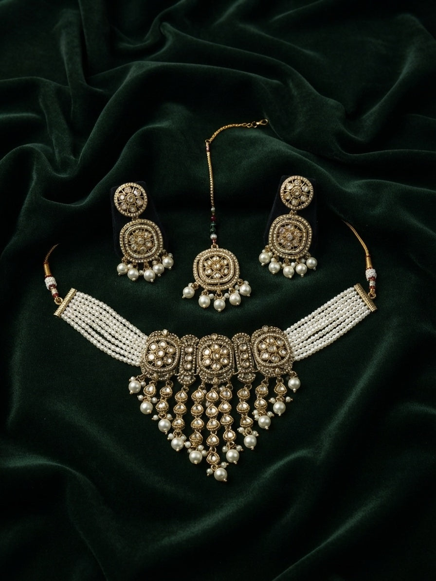 Women Gold Plated Kundan Beaded Jewellery Set With Mang Tikka