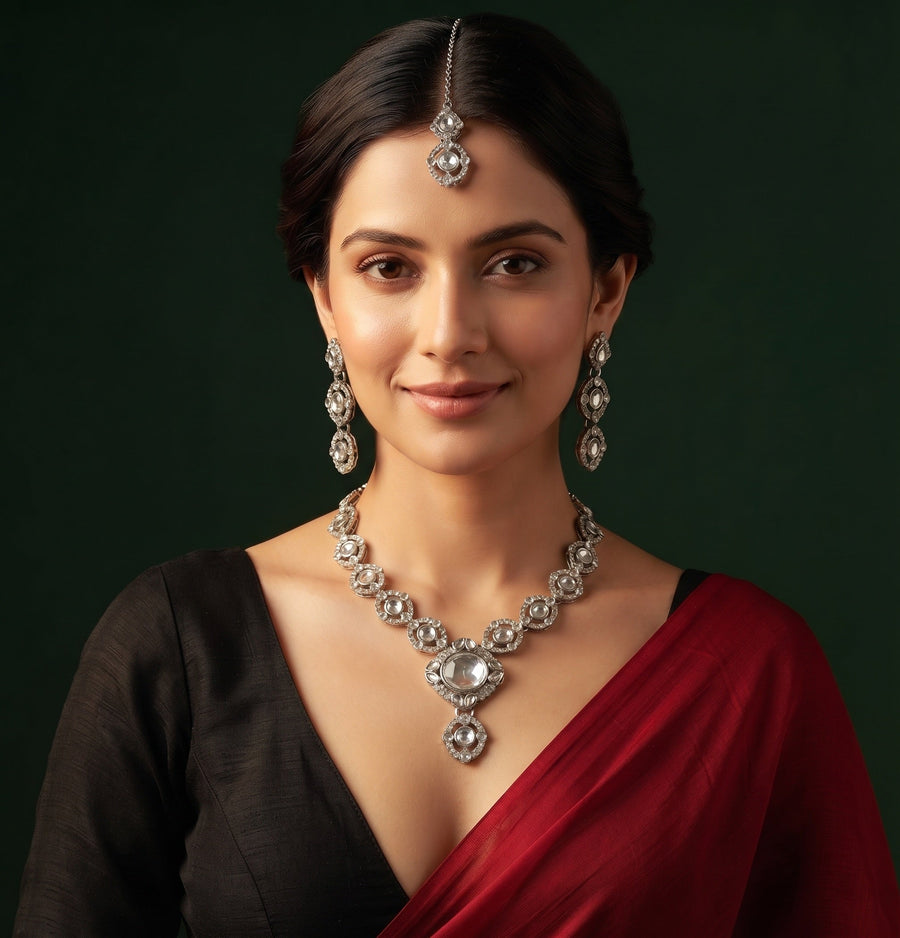 Women Silver Plated Kundan & Diamod Jewellery Set With Mang Tikka