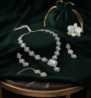 Women Silver Plated Kundan & Diamod Jewellery Set With Mang Tikka