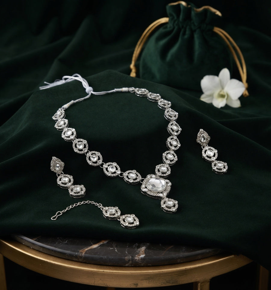 Women Silver Plated Kundan & Diamod Jewellery Set With Mang Tikka