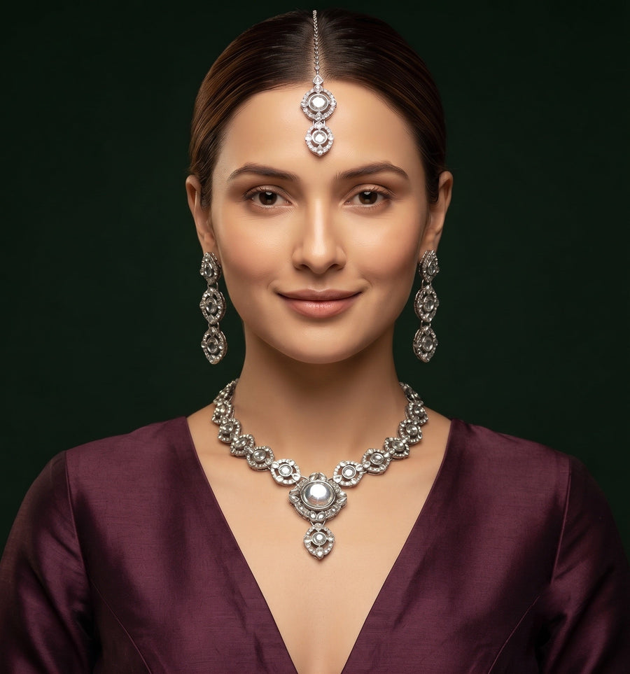Women Silver Plated Kundan & Diamod Jewellery Set With Mang Tikka