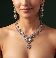 Women Silver Plated Kundan & Diamod Jewellery Set With Mang Tikka