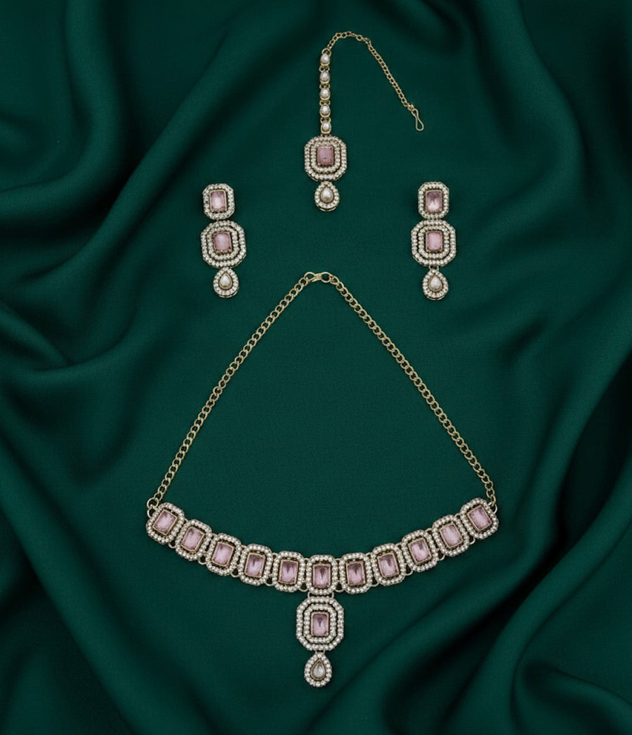 Trendy Kundan Necklace With Earings & Mang Tika