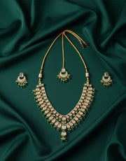 Women Emerald Kundan Necklace With Earings & Mang Tika