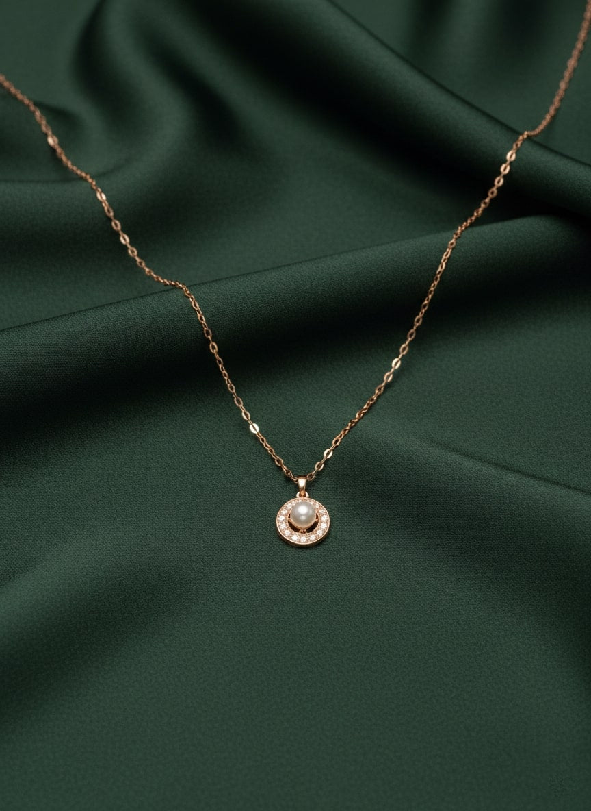 Elegant Pearl With Round Pendant Chain
